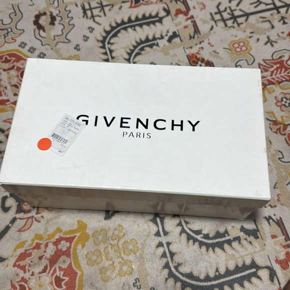 Givenchy - Picture 7 of 7